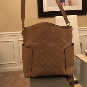Louis Vuitton shoulder bag, gold hardware, two side pockets.